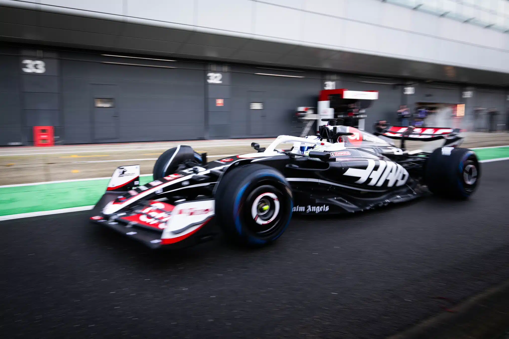 Premiers tours de piste à Silverstone pour la Haas VF-24 GGEupKmWMAEu1LN