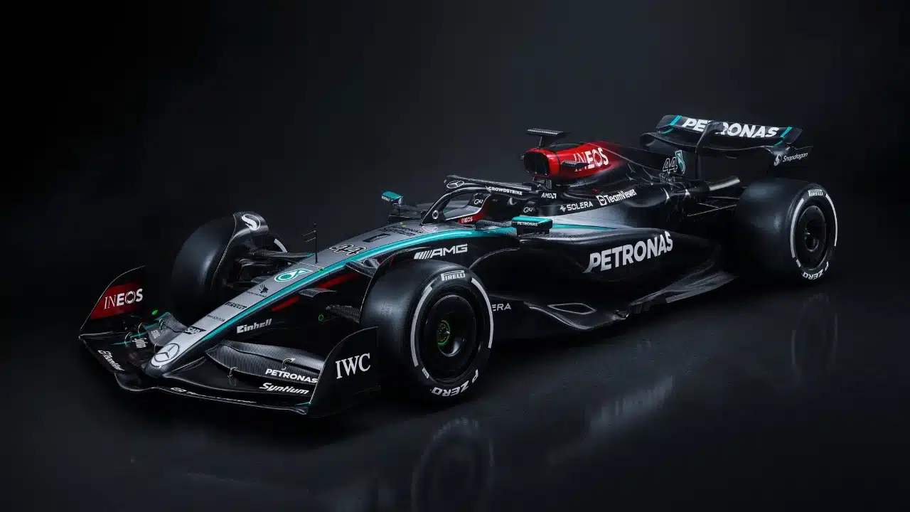 C'est au tour de Mercedes F1 de dévoiler son bolide de 2024 GGSmTv4WAAAebc-