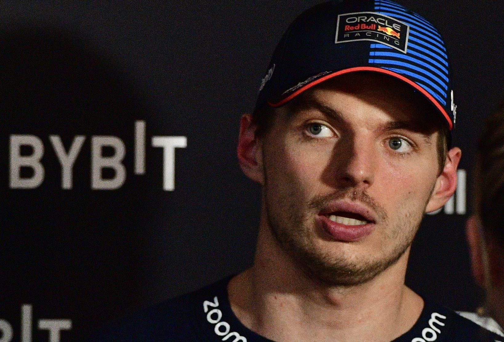 Verstappen (semble) furieux du comportement de sa voiture GHCX_tPXQAMVfd8