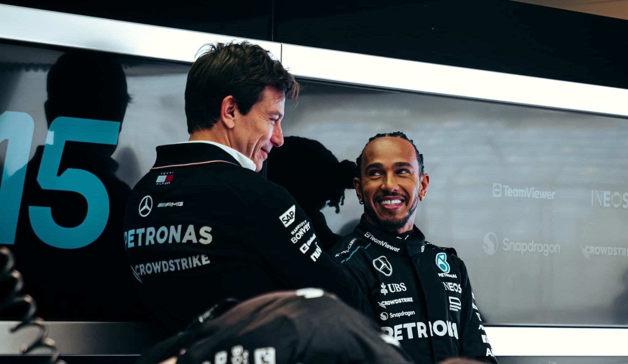 Wolff a-t-il orchestré l'annonce du départ d'Hamilton ? GHDcYL6WUAUV4mW