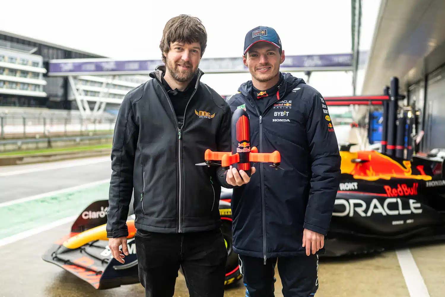 [VIDÉO] Verstappen en duel avec le drone le plus rapide du monde