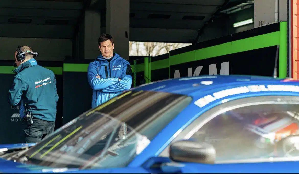 Wolff plie une Mercedes AMG GT3 devant les caméras de Netflix