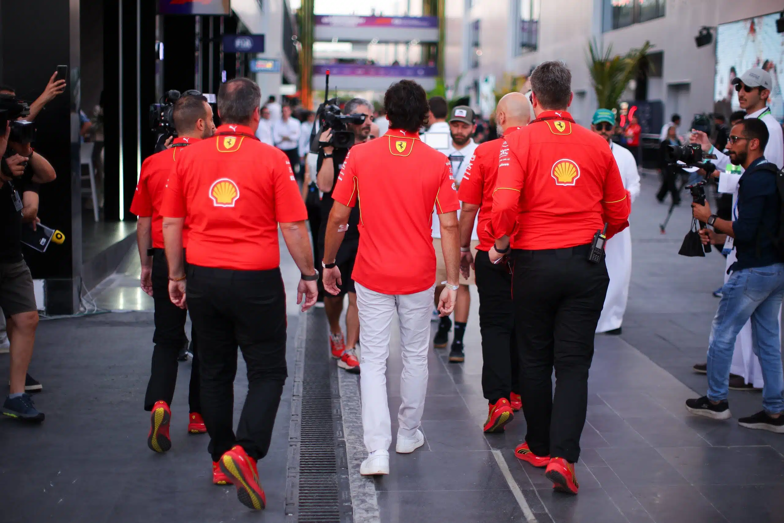 A peine opéré, Sainz déjà de retour eu sein de son équipe