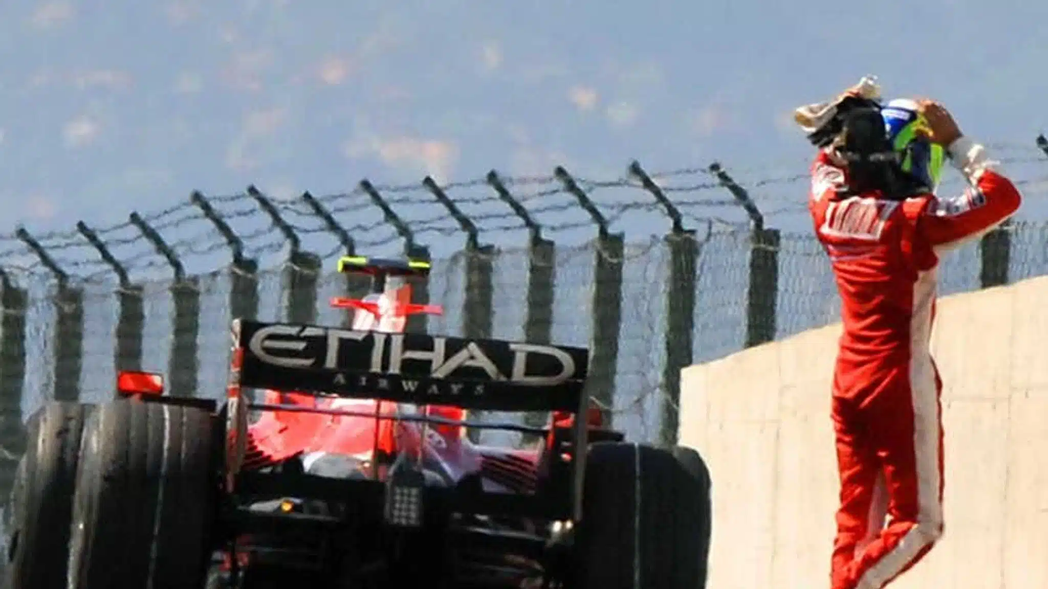 Massa met ses menaces à exécution et attaque en justice