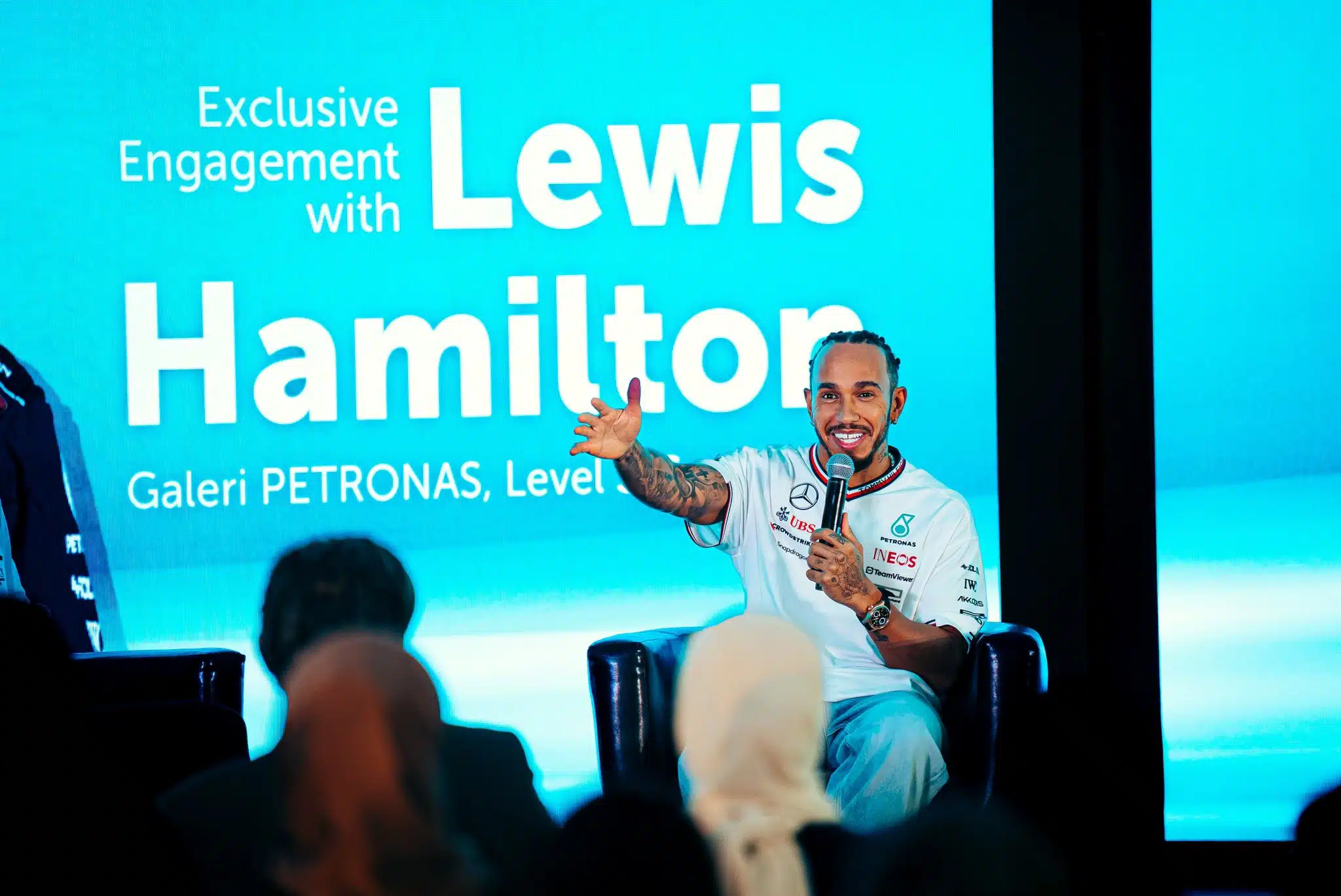 Hamilton fait du lobbying pour Vettel chez Mercedes GI3PvKsaoAAjxyn