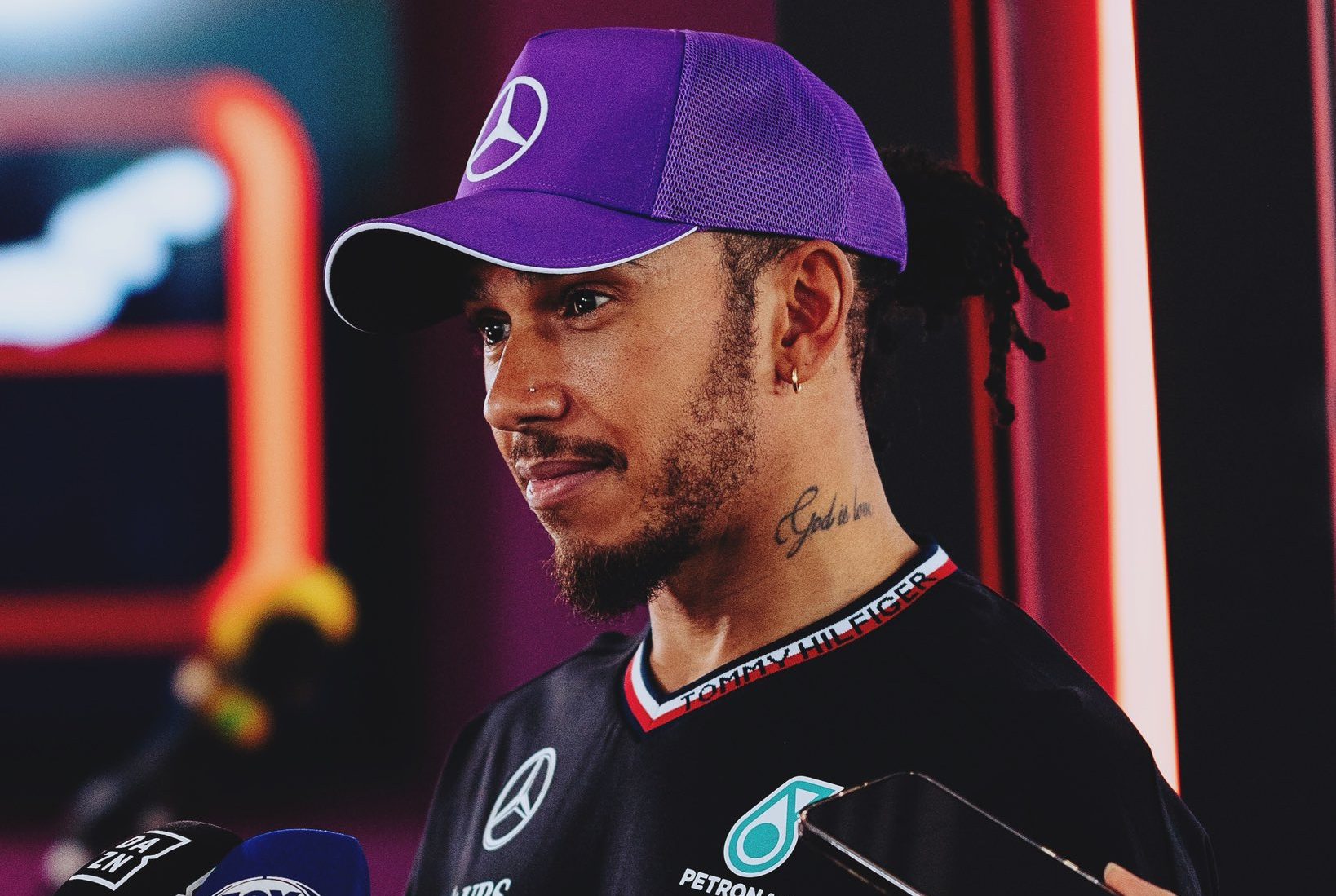 Hamilton rembarre un journaliste après une question gênante GKe1UvUWgAAeofA