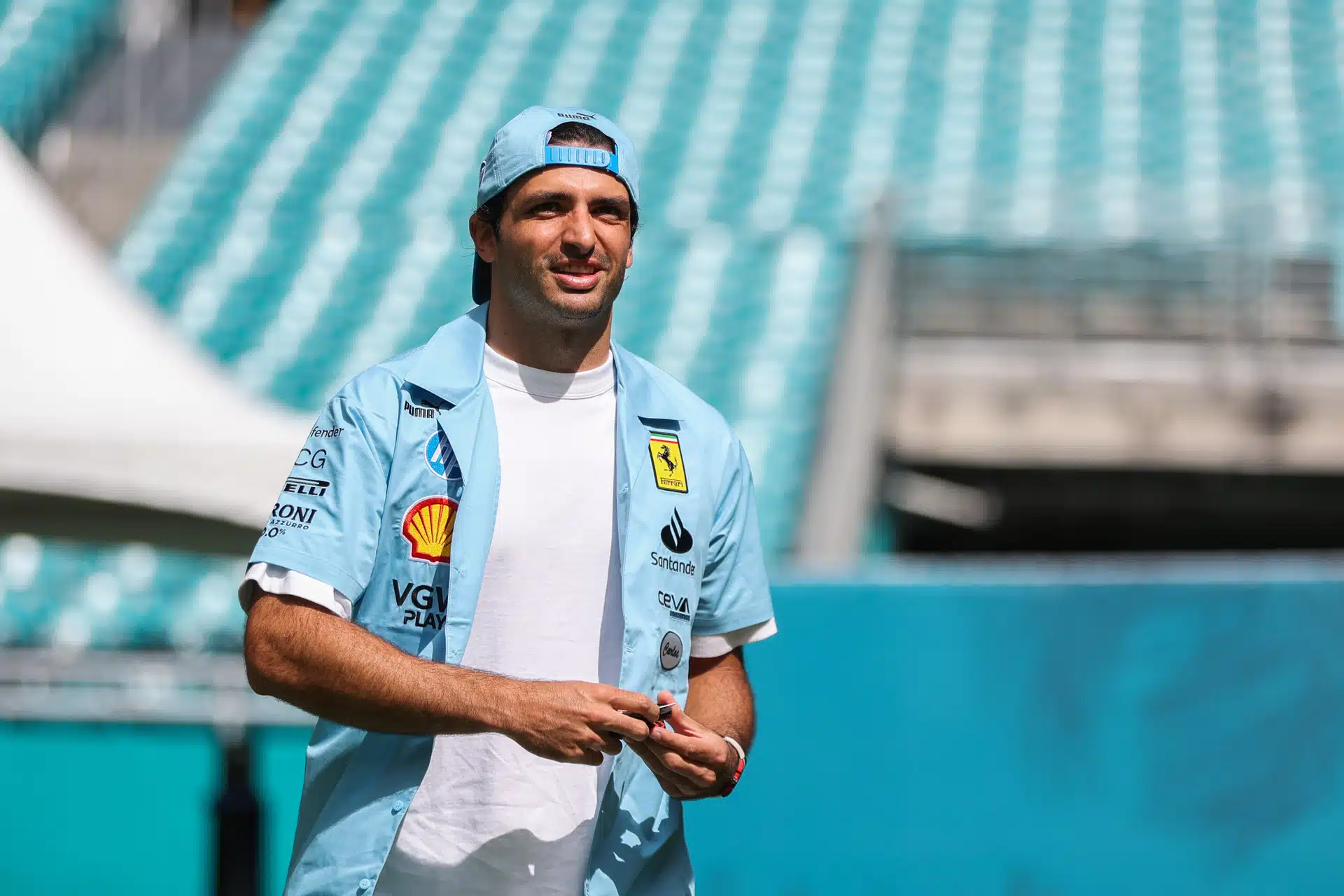 Sainz joue-t-il avec le feu en se faisant autant désirer ? sainz 2025