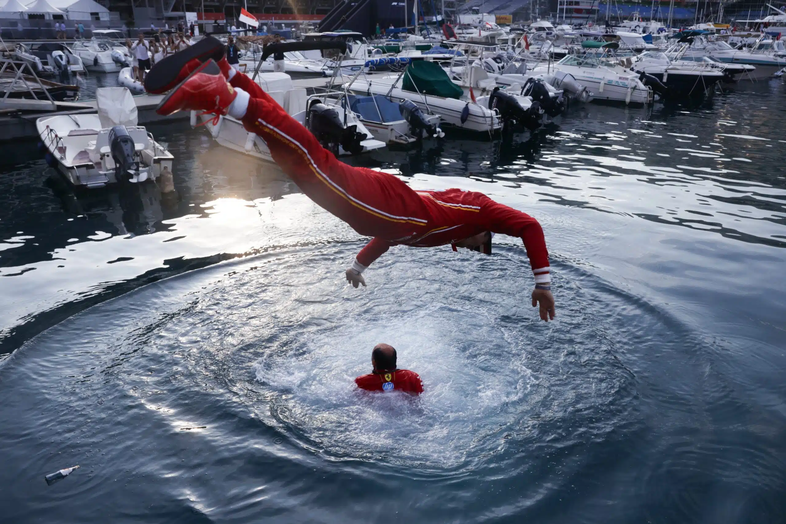 [VIDÉO] Leclerc et Vasseur font le grand plongeon dans le port de Monaco
