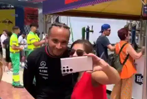 Des fans se font avoir par un sosie d'Hamilton en Espagne sosie lewis hamilton
