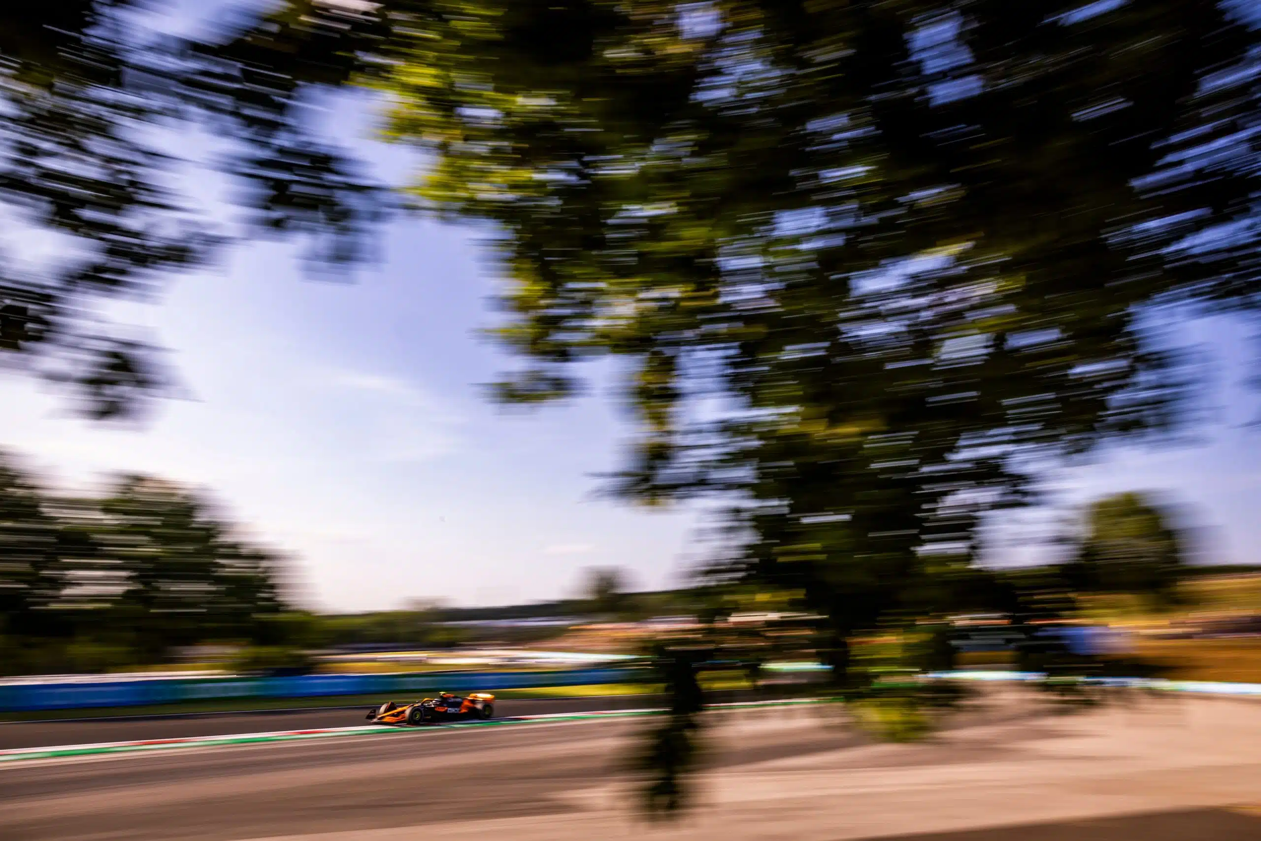 Norris décroche la pole position du GP de Hongrie de F1 GS4DrsaXAAA6SCd