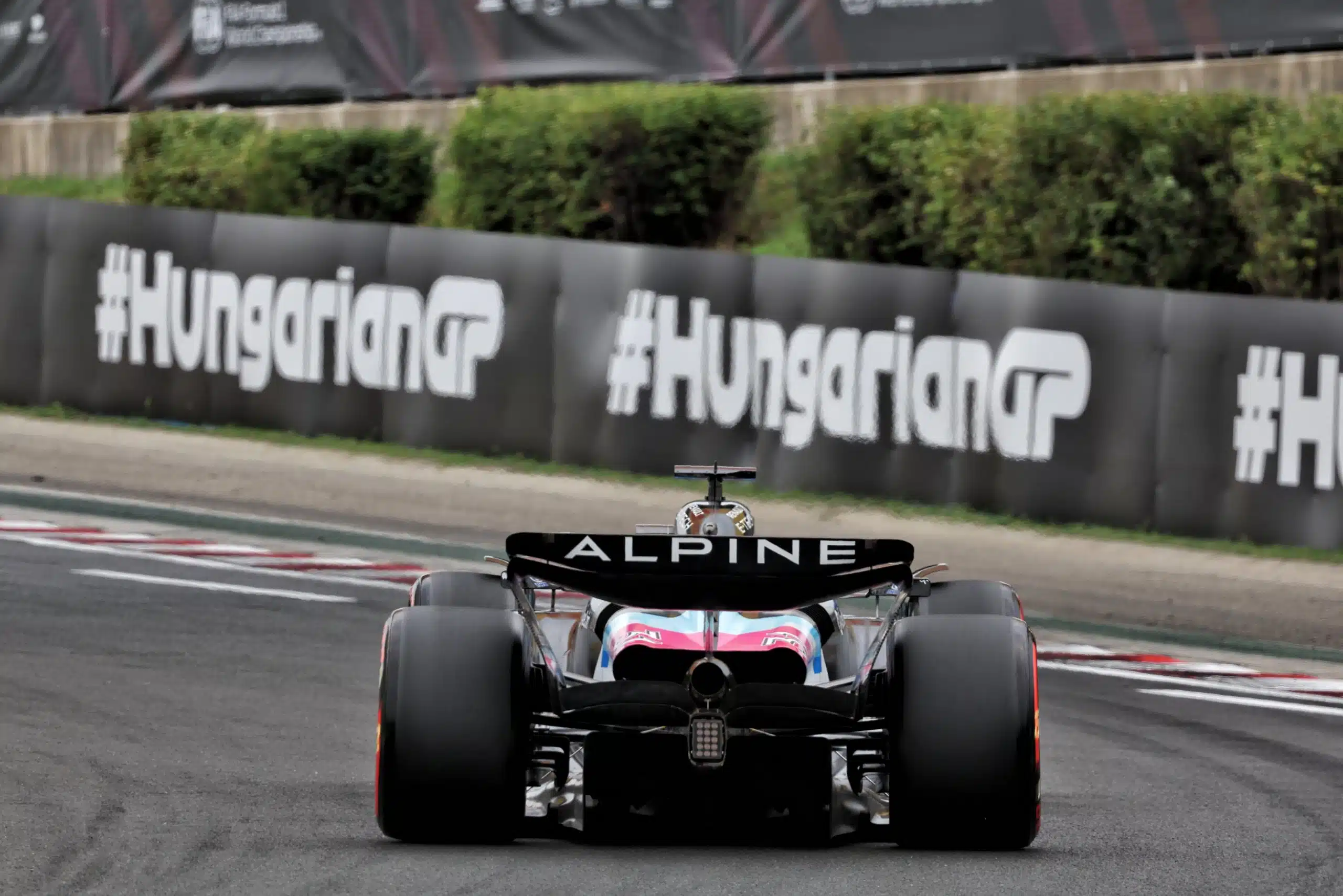 Alpine voulait économiser des pneus. Eh bien c'est réussi ! Alpine hongrie