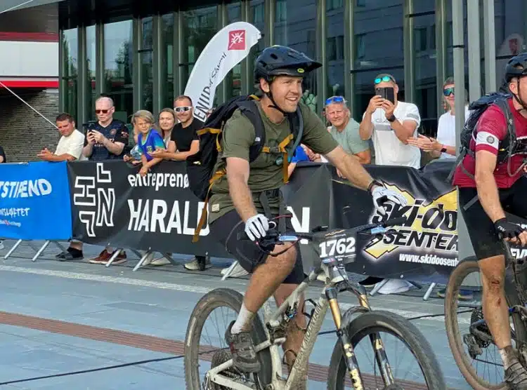 Sebastian Vettel participe incognito à une course de VTT