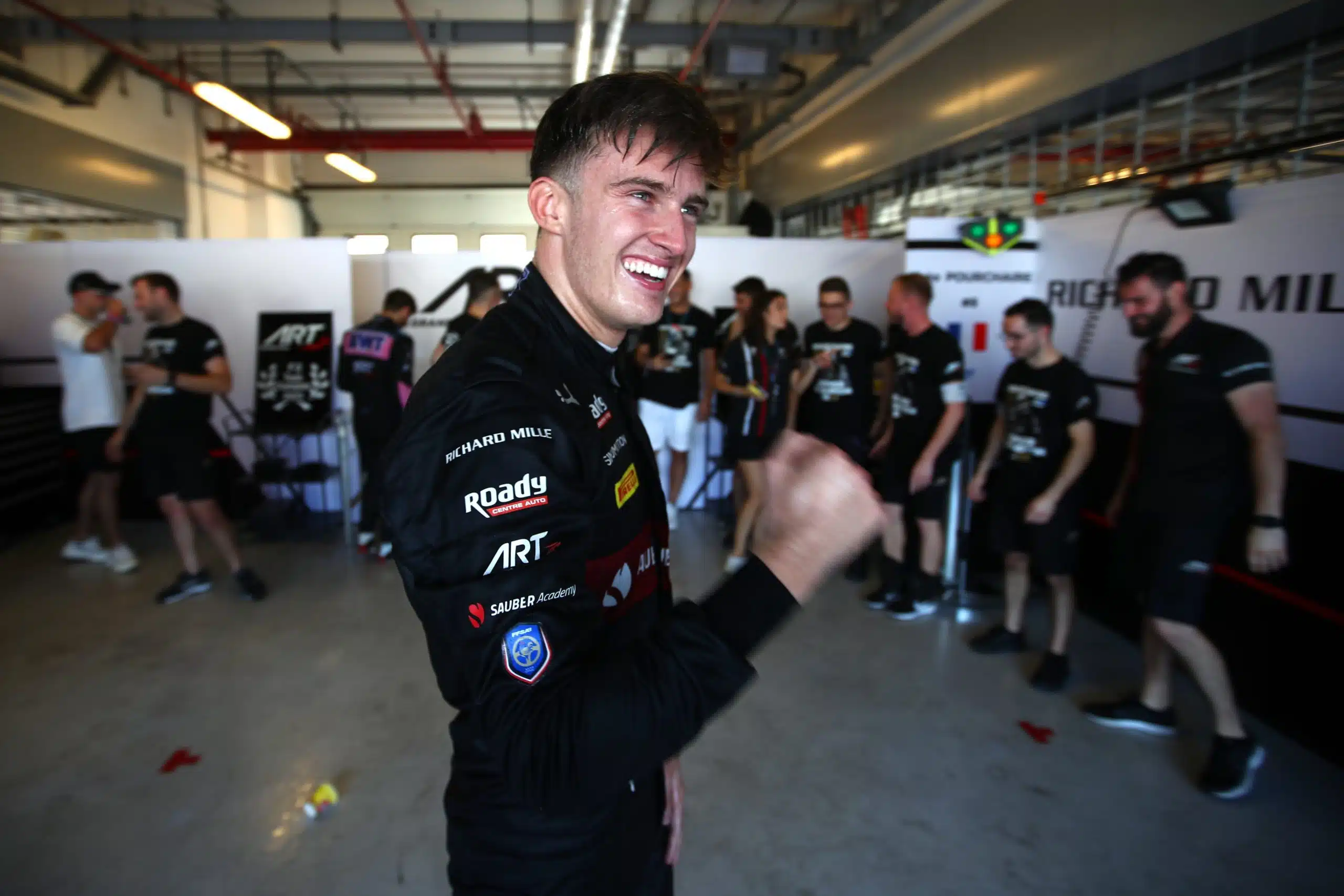 Pourchaire vit mal les promotions d'Antonelli et Bearman GVaiVJEXYAAj3jC