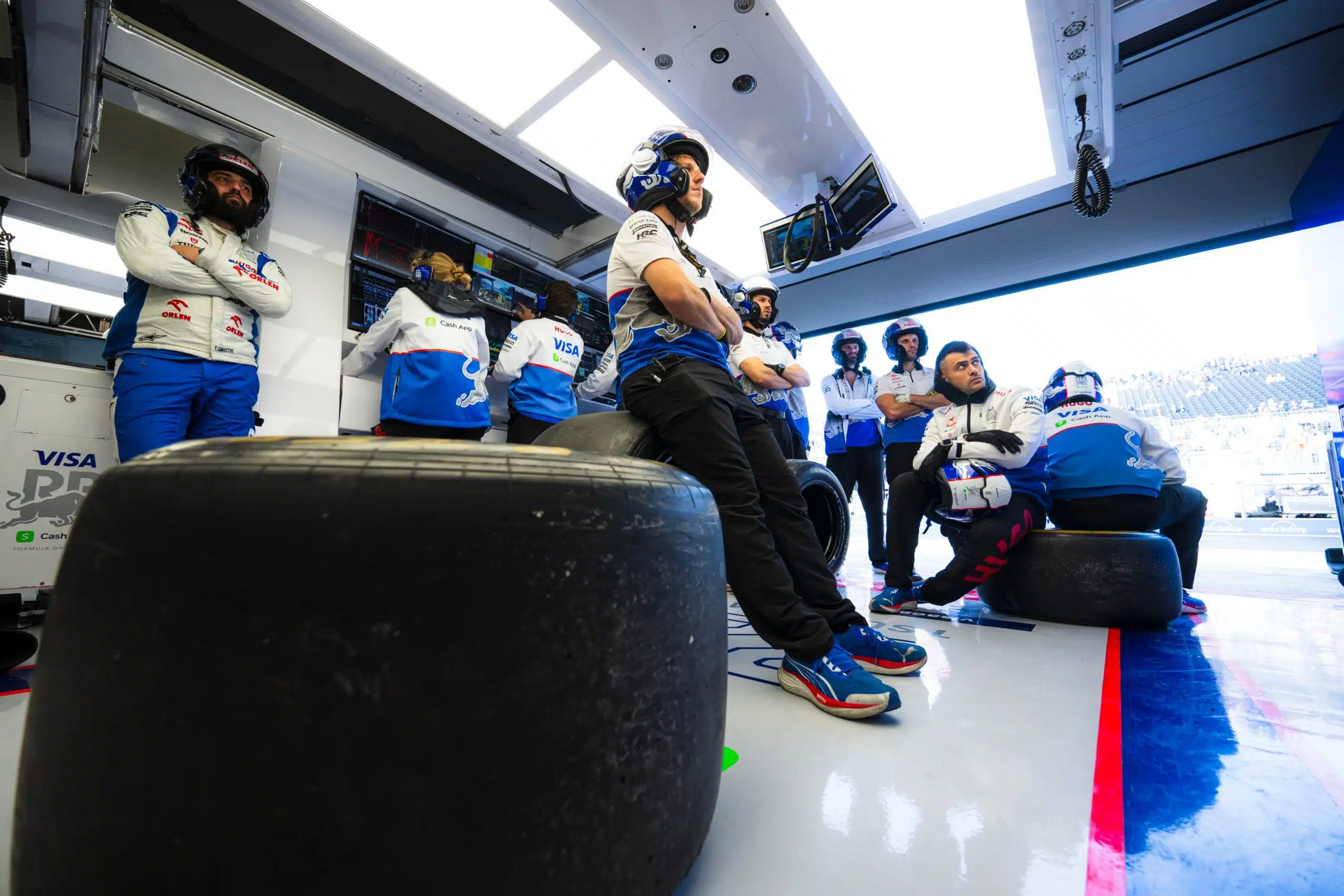 Lawson et Bearman étaient en piste pour des tests Pirelli GWieIleWYAUcGgB