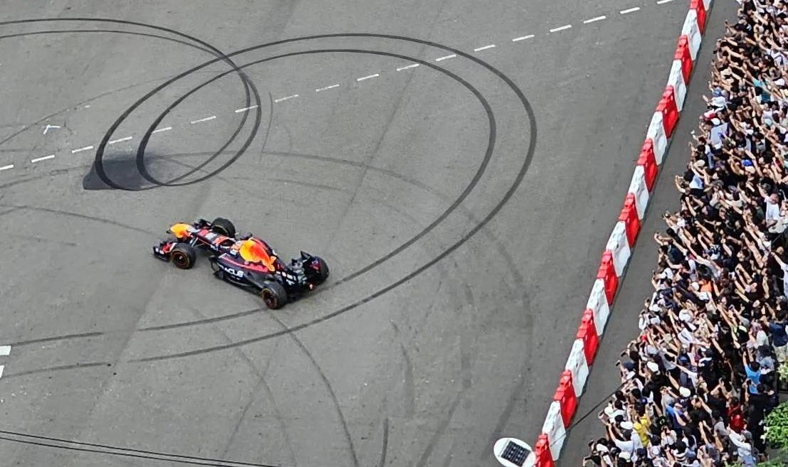 [VIDEO] Une RB8 pilotée par Tsunoda prend feu à Taïwan