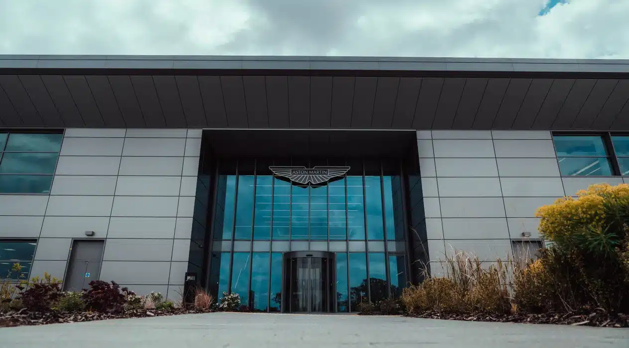 Regardez en direct la conférence de presse d'Aston Martin HOL09289_28x16