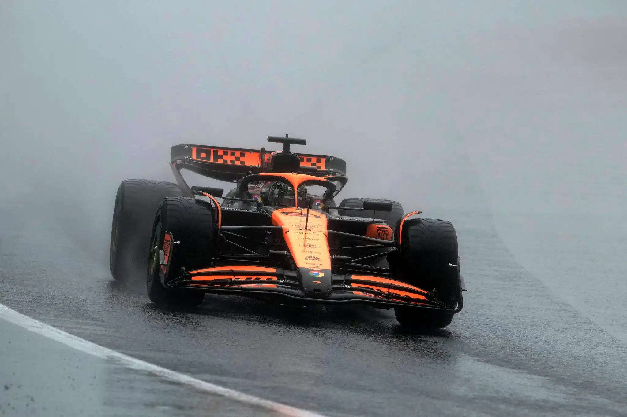 La FIA se prononce sur l'affaire des pneus de McLaren GbekuzNasAAml80