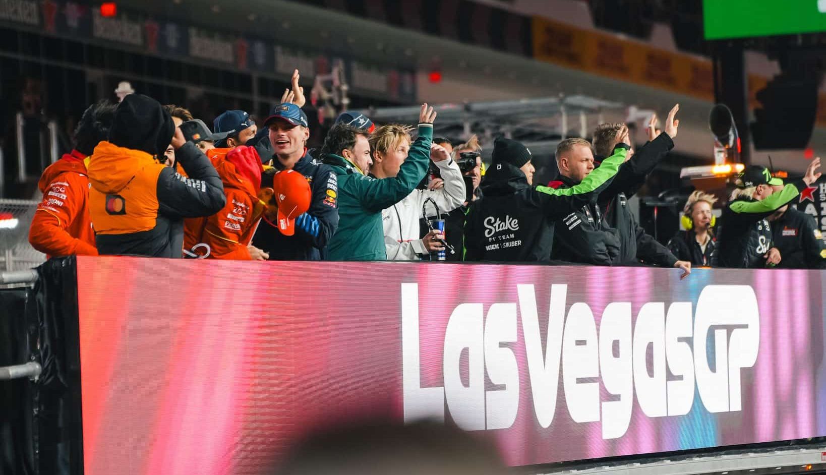 Doublé Mercedes, mais Verstappen remporte le titre à Las Vegas GdH1-tkXAAA1Ke-