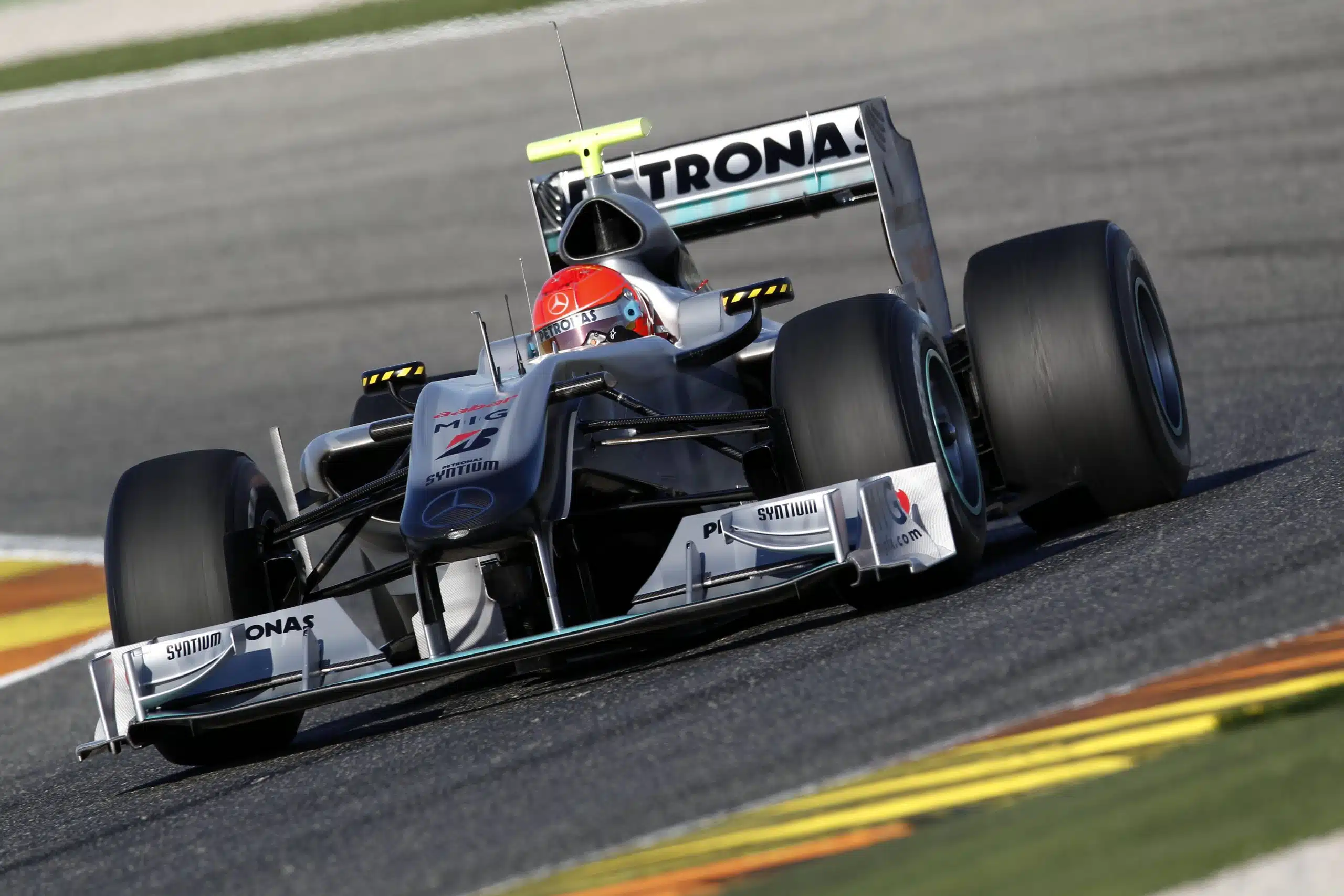 L'ancien garde du corps de Schumacher inculpé pour chantage FKhGNq2WUAQ74Q-