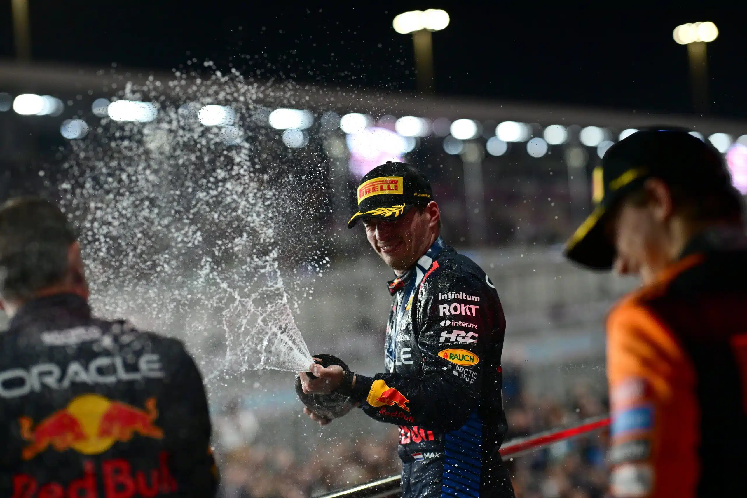 Verstappen règle violemment ses comptes avec Russell au Qatar GdvVEkpWwAAq3id