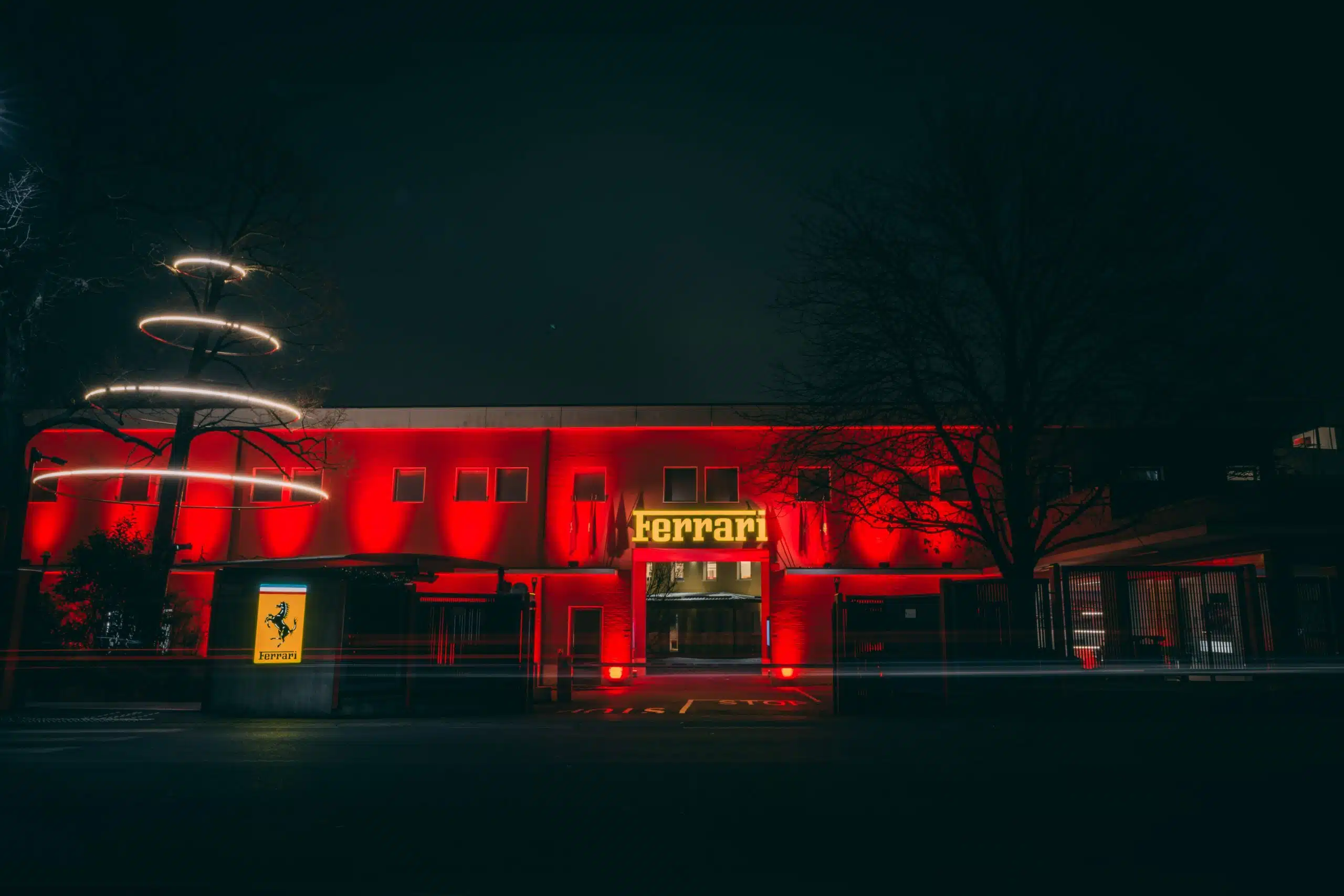 Hamilton célébré par Ferrari avec une livrée foncée en 2025