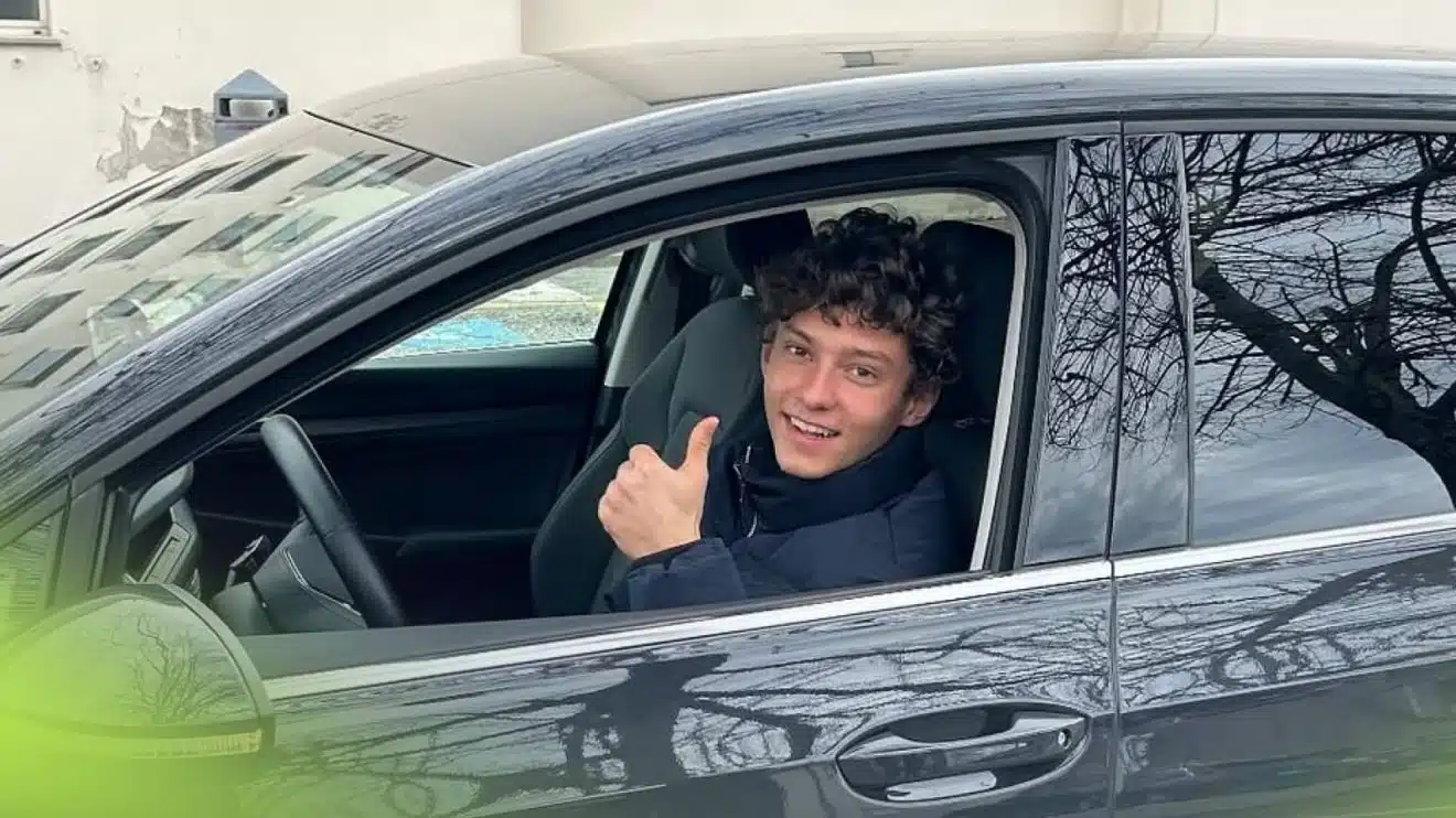 Antonelli passe avec succès l'examen du permis de conduire andrea-kimi-antonelli-mercedes-f1-2025-driving-test-1320x742