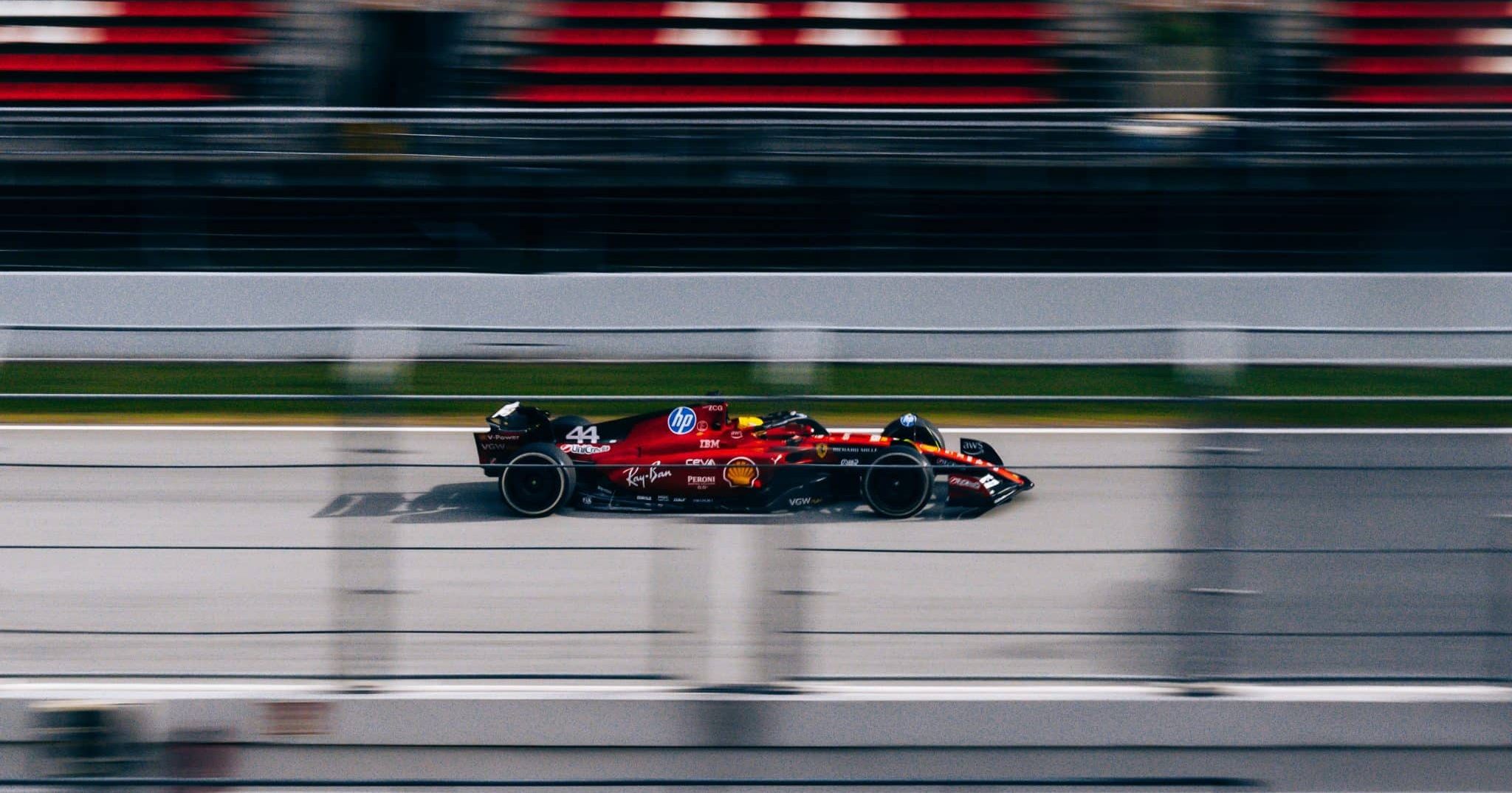 Ce qu'on peut dire du premier match entre Hamilton et Leclerc en test Gio0VM4WUAADxwW