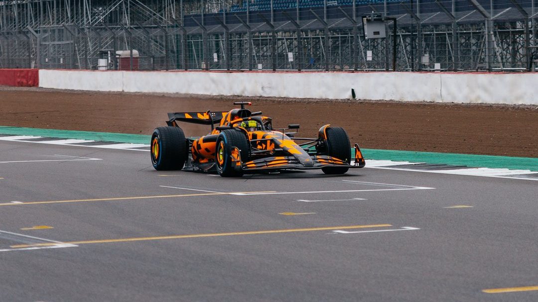 McLaren dégaine le mode furtif pour sa MCL39 à Silverstone Gjqgo9uXQAAXKL7