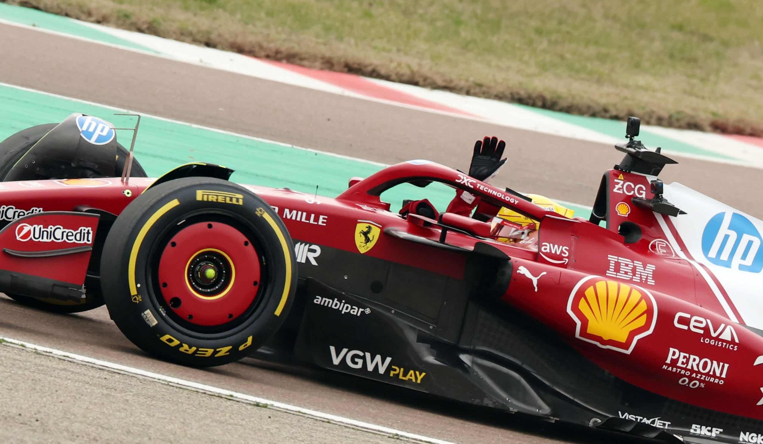 Hamilton compare sa Ferrari SF-25 aux anciennes Mercedes F1 GkOWr7hW0AApRDm