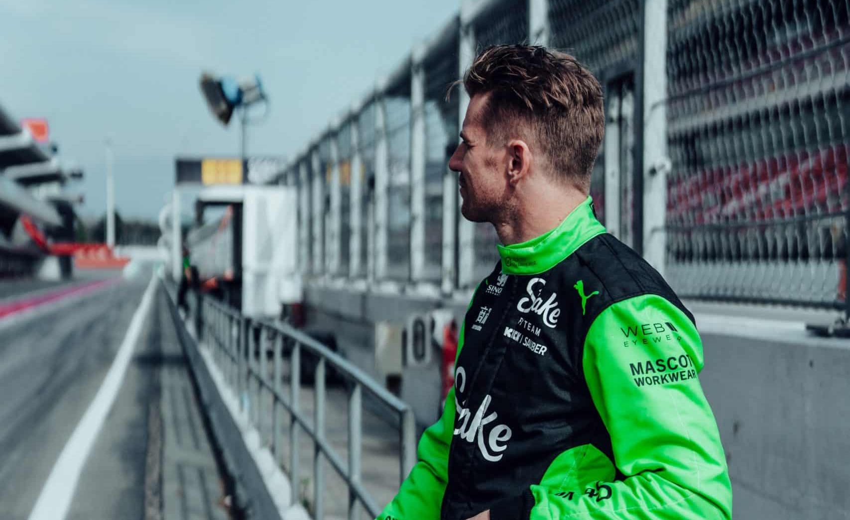 Hulkenberg touché à l’œil par un débris dans son garage