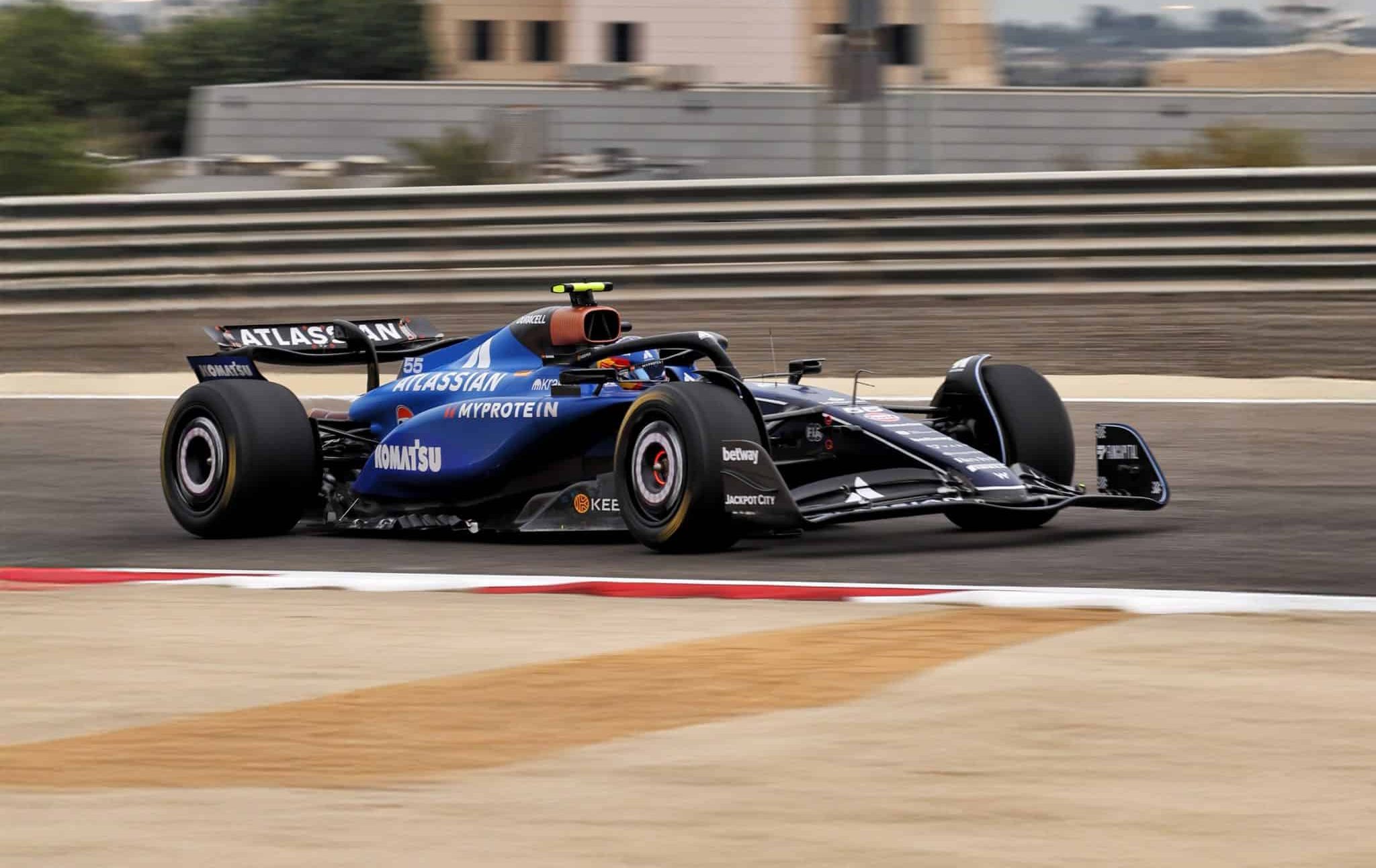 Sainz signe le meilleur temps au deuxième jour de test à Bahreïn GkyNScLXcAAEuJe