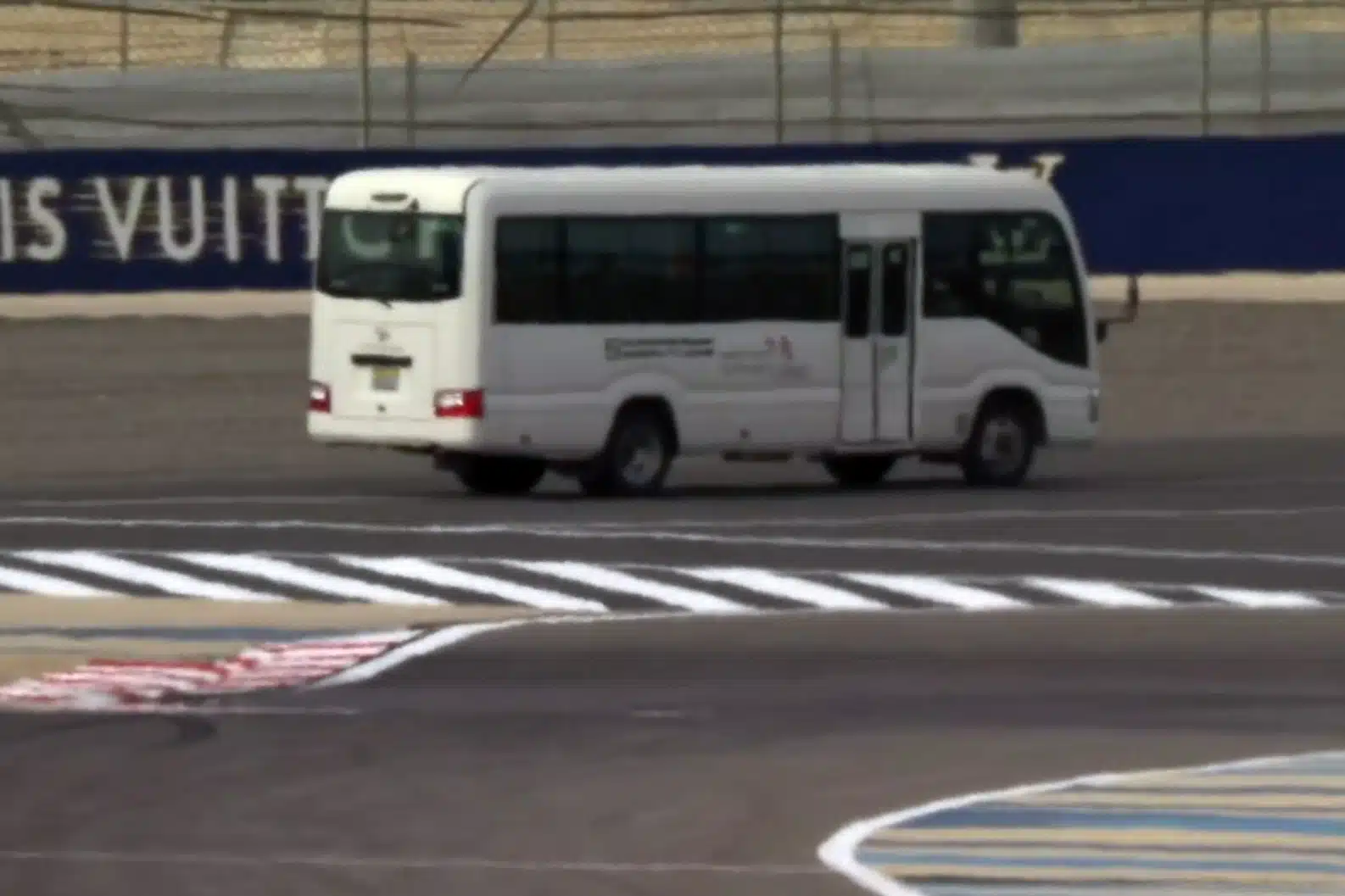 La FIA voit rouge après l'irruption d'un bus sur le circuit de Bahreïn racefansdotnet_bus_on_track