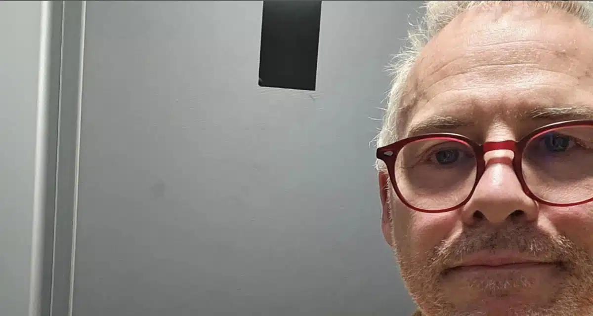 Villeneuve coincé dans les WC avant son vol pour Melbourne 1200-L-f1-linsolite-msaventure-de-villeneuve-avant-de-se-rendre-en-australie