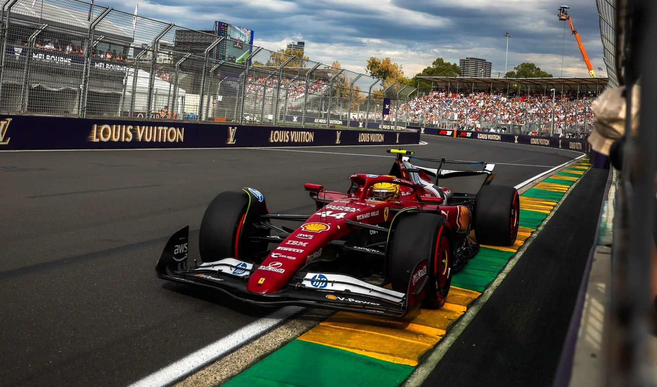 Hamilton signe le pire début d'un pilote Ferrari depuis Badoer GmEeMXnWMAEj4HW