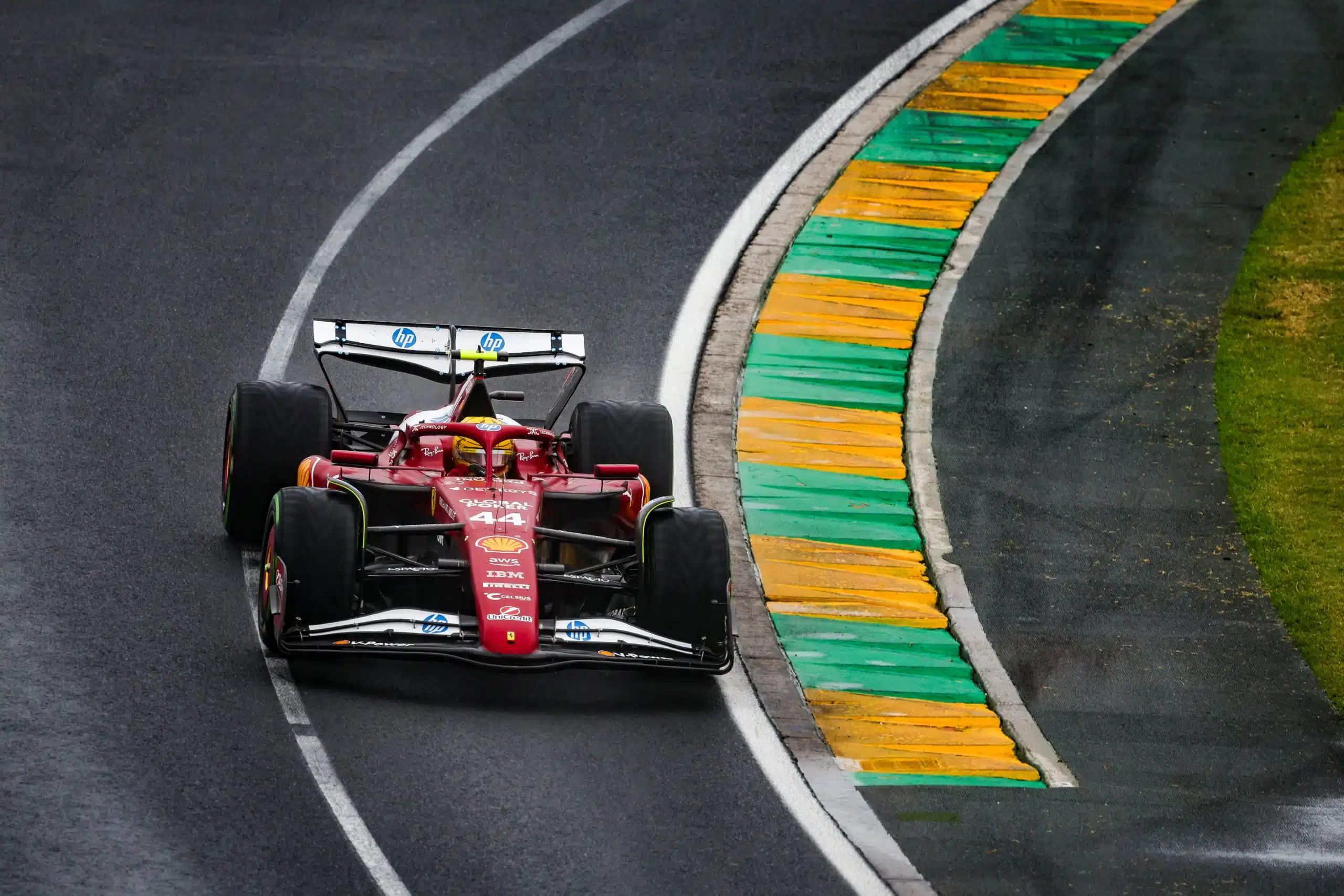 Problèmes de communication radio entre Hamilton et Ferrari GmJ1EP2XsAA7MXl