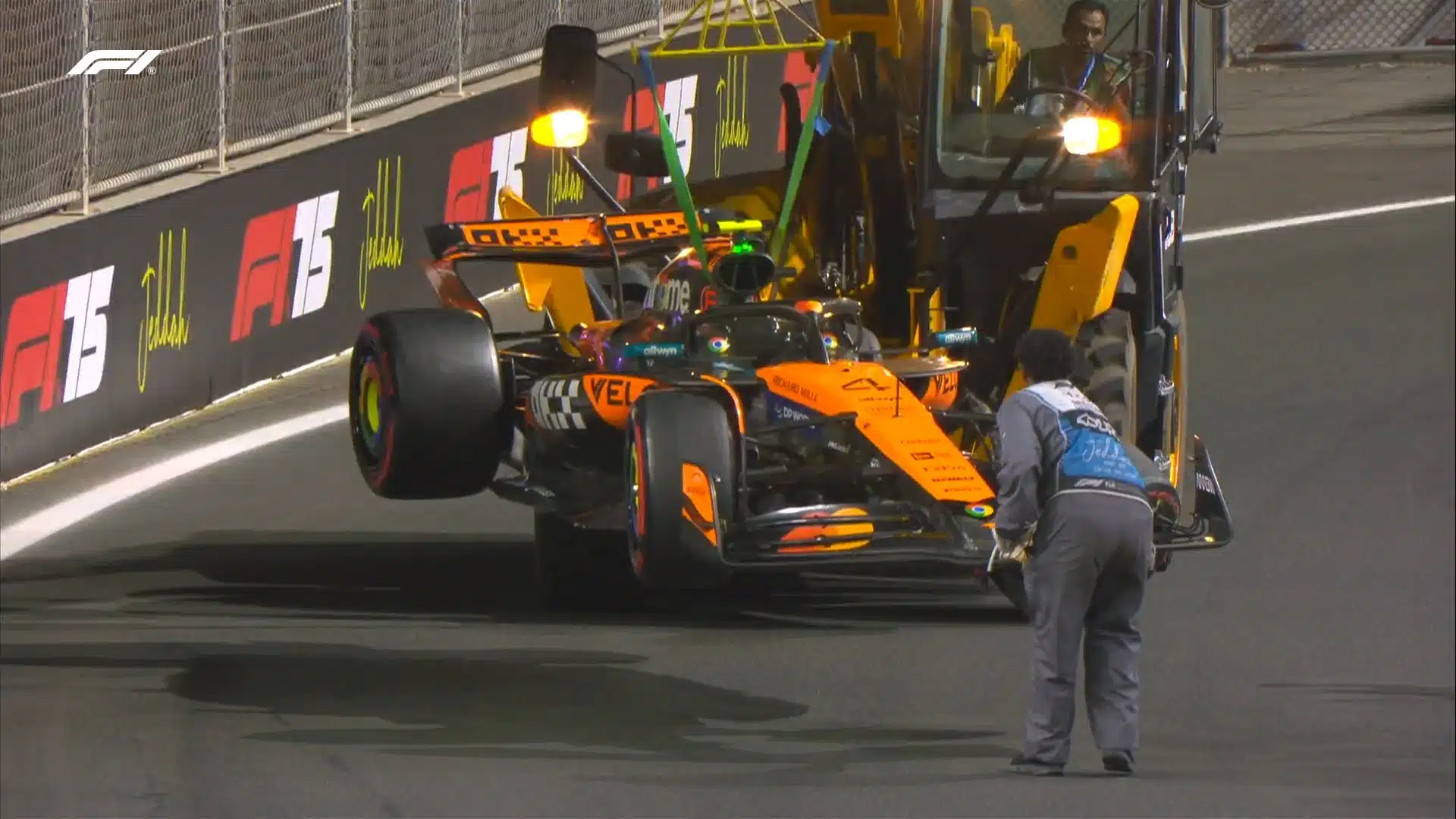 Norris craque au moment décisif et envoie sa McLaren dans le mur Go6pcgwWAAASS6r