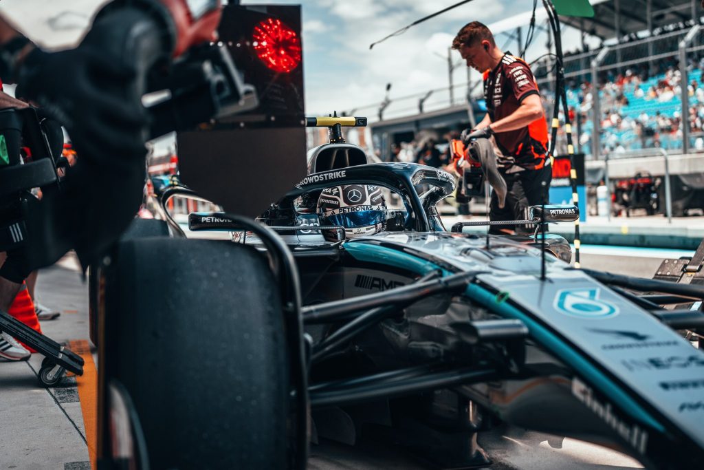 Mercedes discute avec Perez