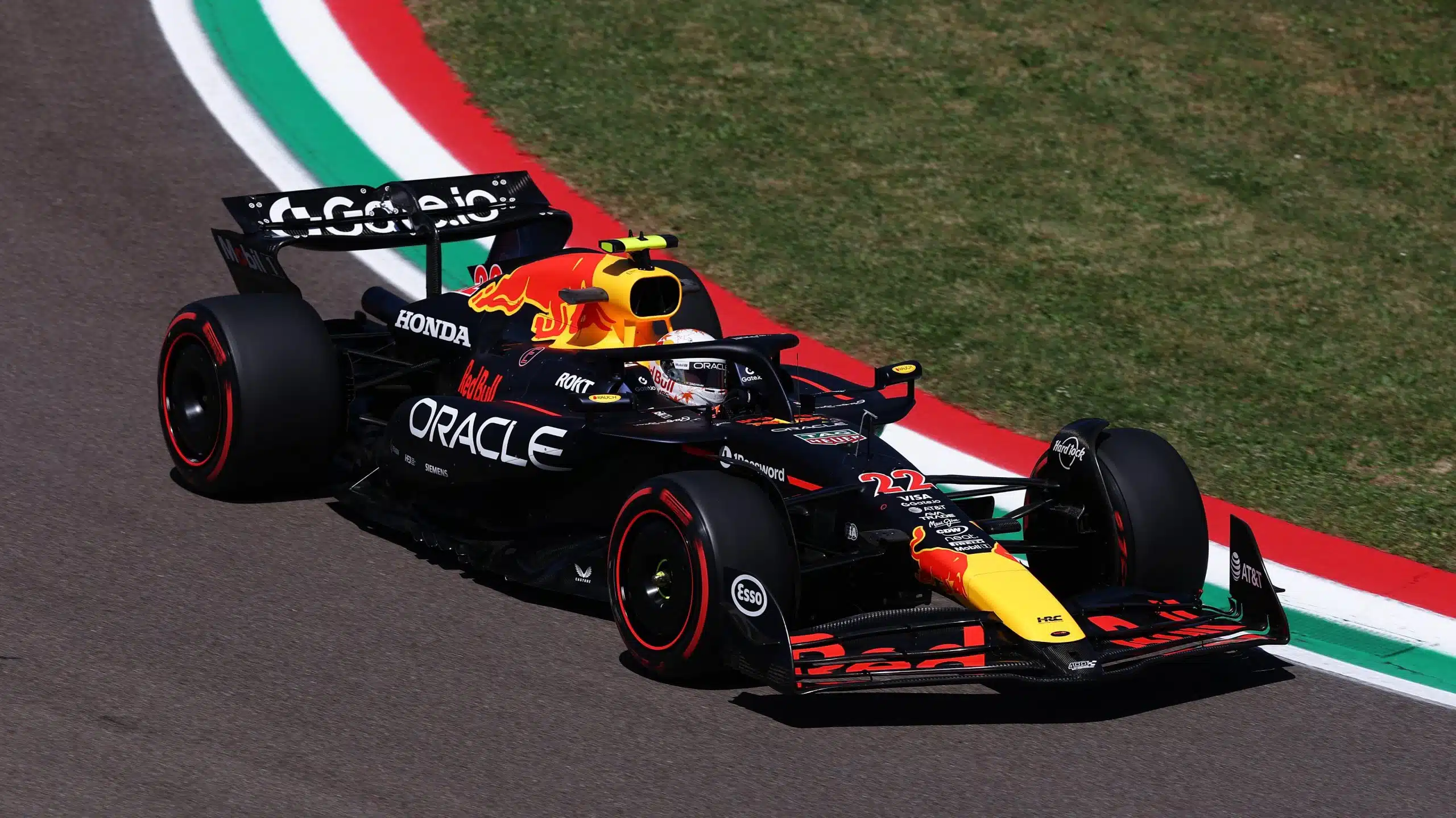 Tsunoda contraint de s’élancer depuis la voie des stands