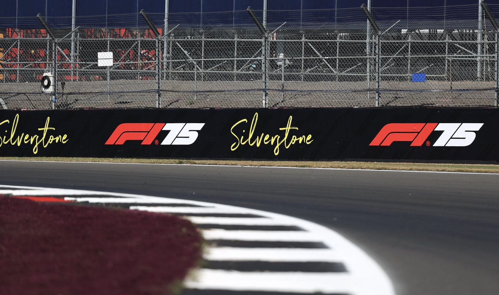 (LIVE terminé) : Les essais libres 1 en direct de Silverstone Gu769MUWMAAYLQc