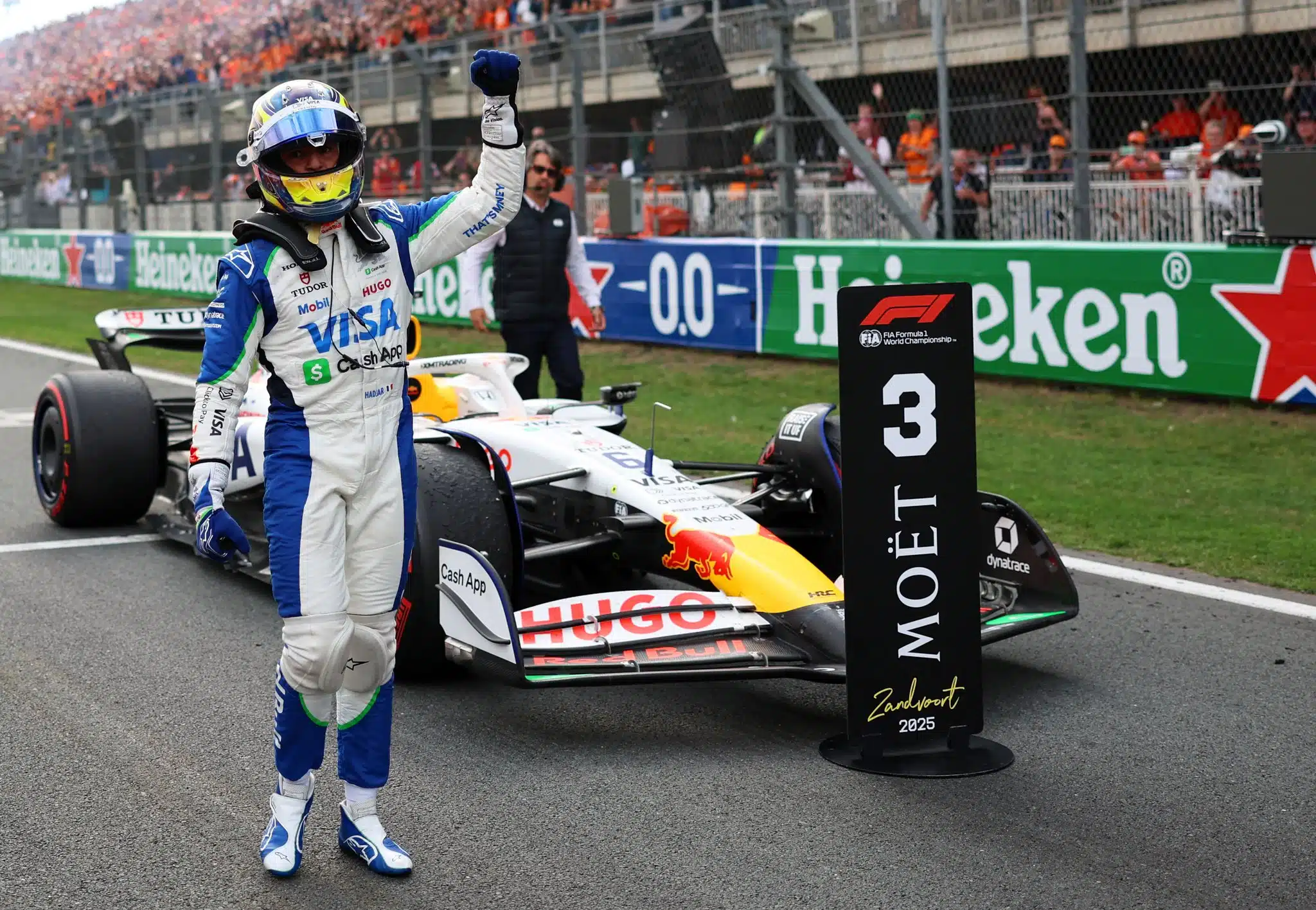 Hadjar perd son trophée peu de temps après son podium GzsJkzJXMAAEngl