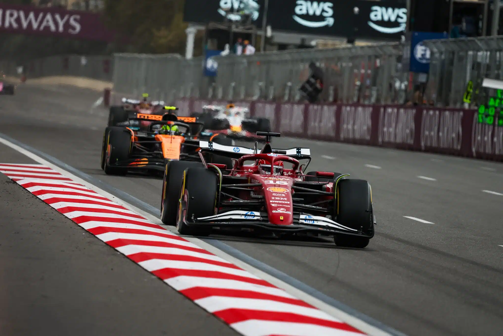 Hamilton vs Leclerc : le faux débat qui masque un naufrage à Bakou