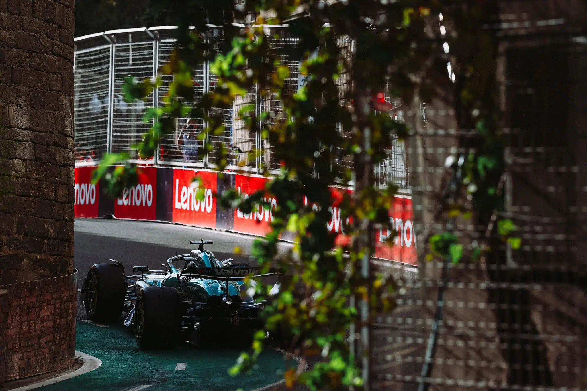 Aston Martin entretient le suspense pour ses pilotes en 2026 G1XiXiRWcAEXgyc