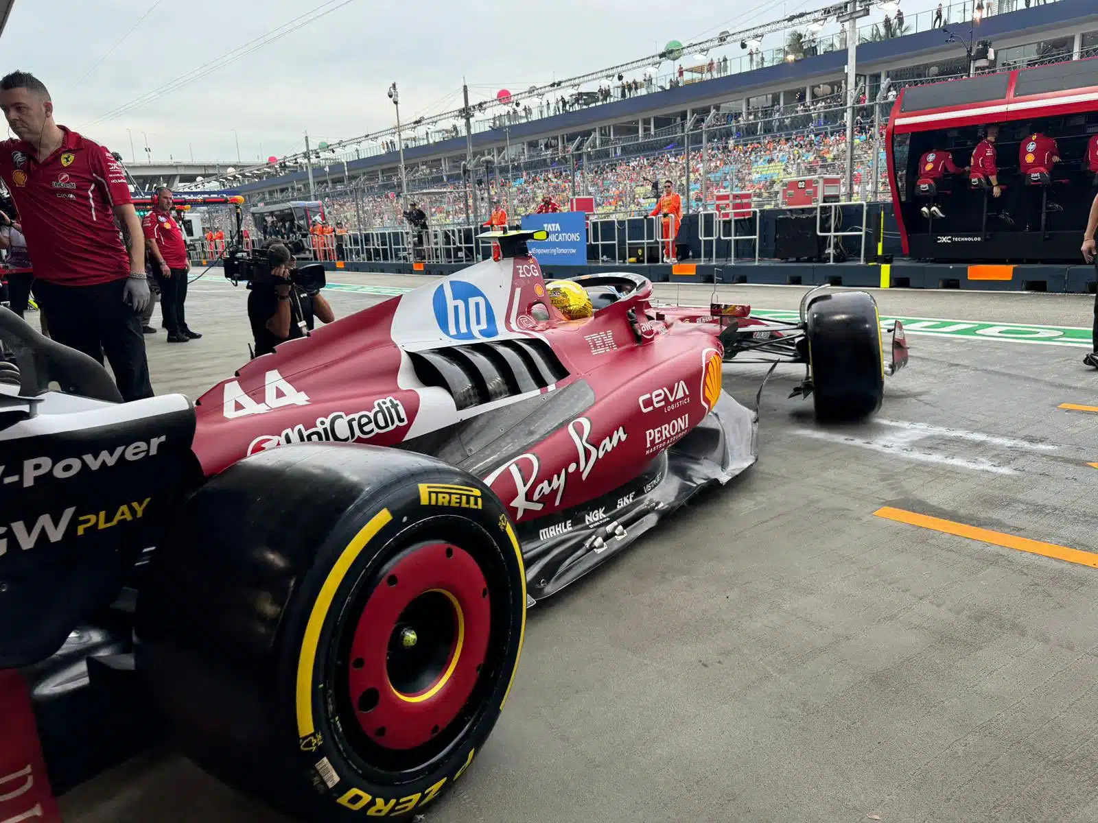 Hamilton interpelle Ferrari sur une faille en qualifications G2aB1NCa0AABNfC