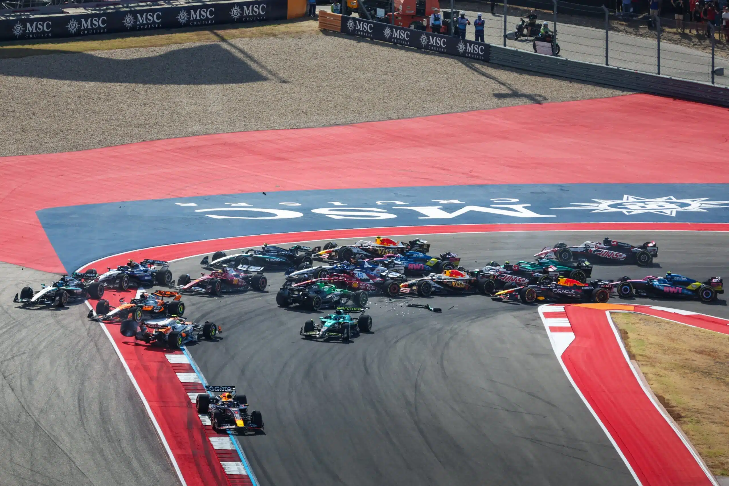 McLaren ouvre la voie à Verstappen avec une décision risquée G3kIskgWUAAL_-D