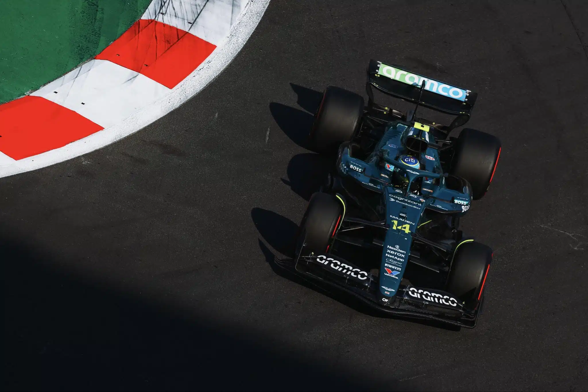 Alonso s'amuse à drifter en plein GP avant d'abandonner G4NpfLsWsAACDpf