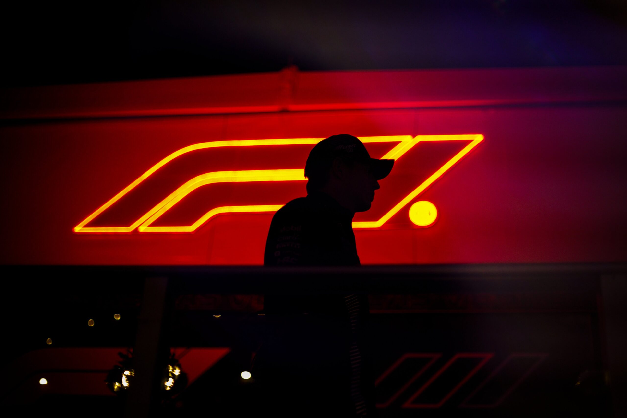 La fin de saison vire à la roulette russe pour Red Bull G58xEFBXAAA_sSJ