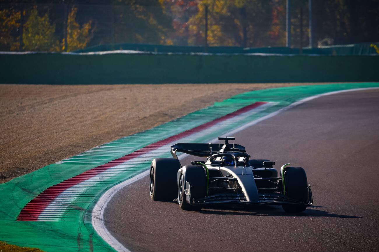 Perez en piste à Imola au volant d'une Ferrari noire G5oexi5X0AA8zAb