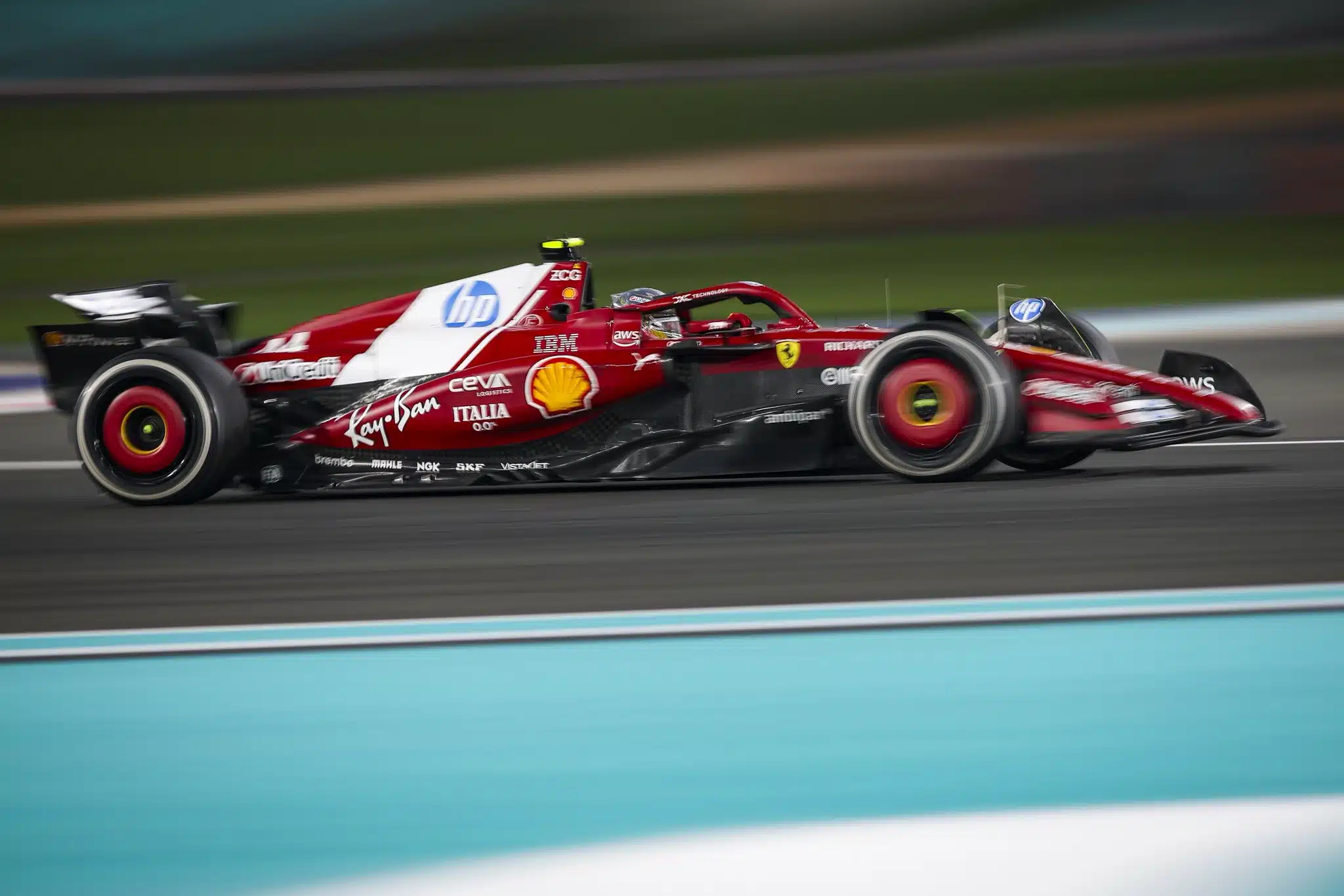 Hamilton recadre Rosberg après le Grand Prix d'Abu Dhabi G7kl2K-bwAA5fw-