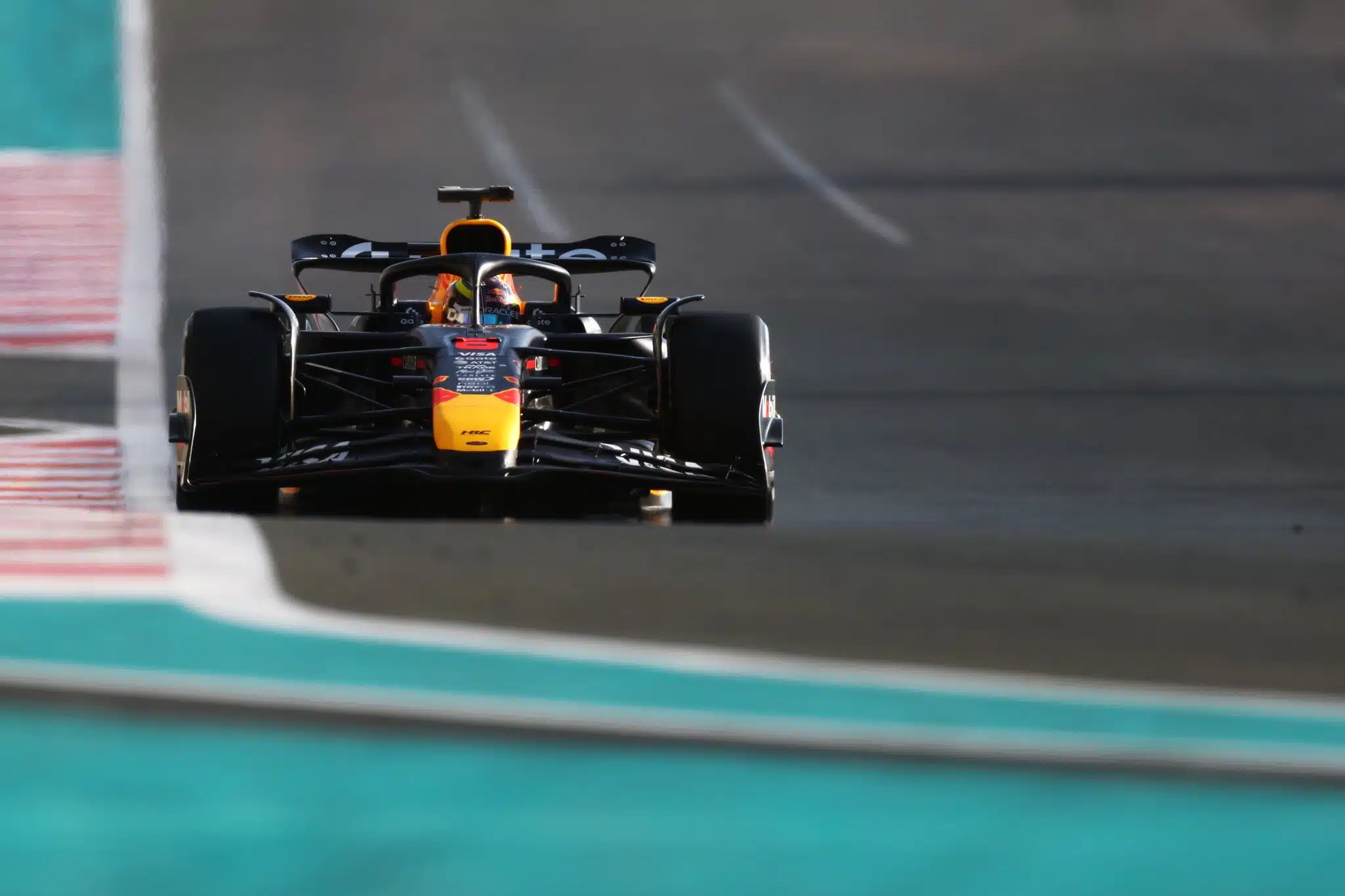 Hadjar face à Verstappen, le pari inverse