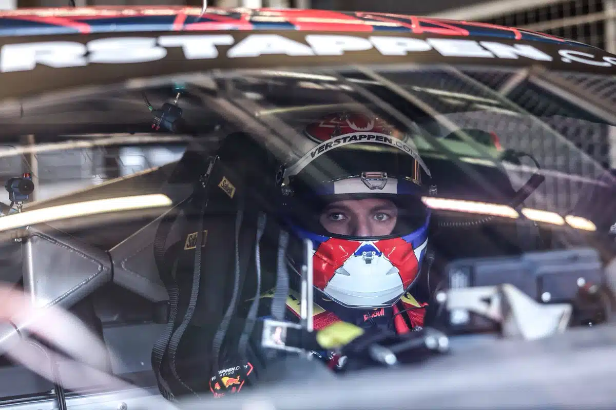 Pendant ce temps, Verstappen accumule des tours en Mercedes G8SC4x_WoAk8AXm